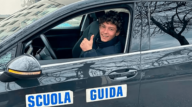 El joven piloto que reemplazará a Hamilton en Mercedes obtuvo su licencia de&nbsp;conducir