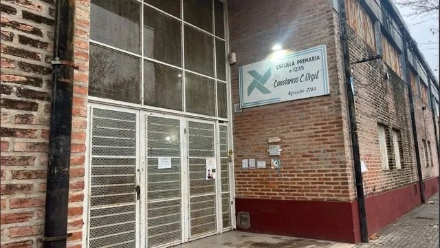 Rosario: colgaron una sábana con un mensaje mafioso en una&nbsp;escuela
