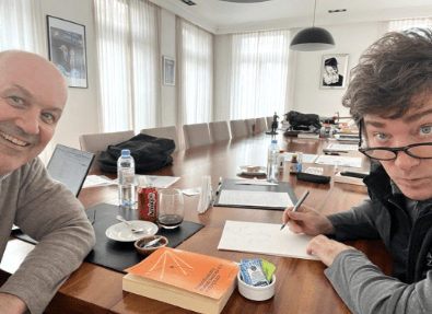 Sugestivo posteo de Sturzenegger y Milei en Olivos con un libro en la&nbsp;mesa