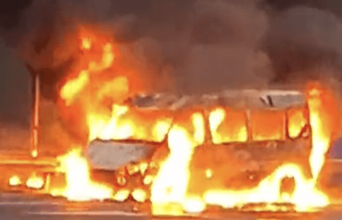 Camioneta se incendió en la General Paz: el conductor fue hospitalizado con&nbsp;traumatismos