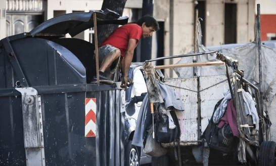 Críticas al plan porteño de multar a recicladores: “No es digno comer de la&nbsp;basura”