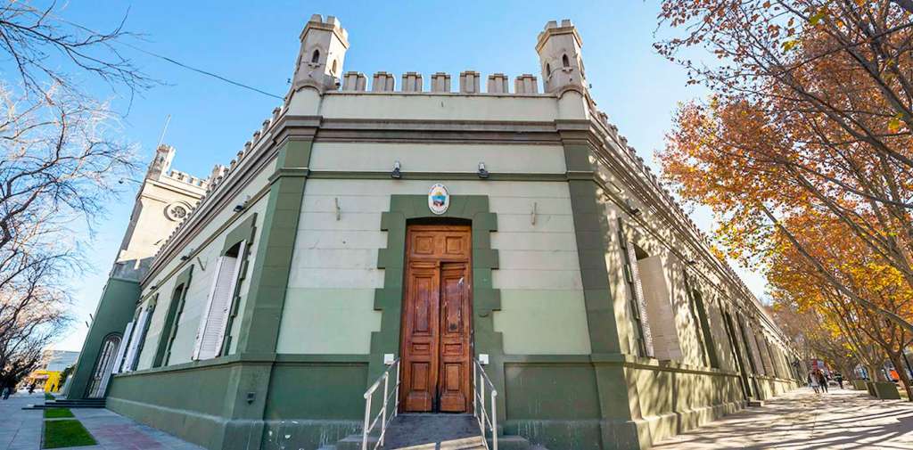 Figueroa pone fin a los privilegios: Echó a un agente que cobraba del Estado mientras trabajaba en lo&nbsp;privado