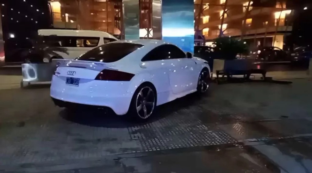 Un Audi choca contra el Hotel Hilton en Puerto Madero y deja dos jóvenes&nbsp;heridos