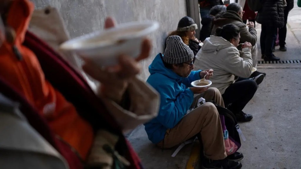 La pobreza bajó al 31,6% en el primer semestre de 2025, según el&nbsp;INDEC