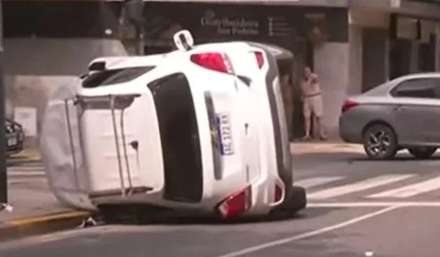 Condujo en contramano por Flores, chocó y volcó con un menor en el&nbsp;vehículo